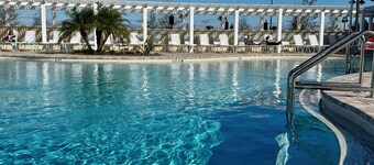 Whispering Palm Breeze Cottage at Eastport - 3/2 w/ PRIVATE POOL in The Village of Moultrie Creek