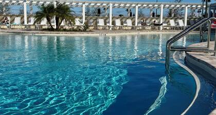 Whispering Palm Breeze Cottage at Eastport - 3/2 w/ PRIVATE POOL in The Village of Moultrie Creek