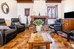 TV, fireplace
