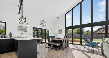 Two Duck Barn Luxury Barn Conversion with Hot Tub , Games room and EV charger