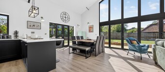 Two Duck Barn Luxury Barn Conversion with Hot Tub , Games room and EV charger