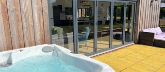 Luxury Norfolk barn  sleeps up to 12 inc hot tub, games room, EV charging.