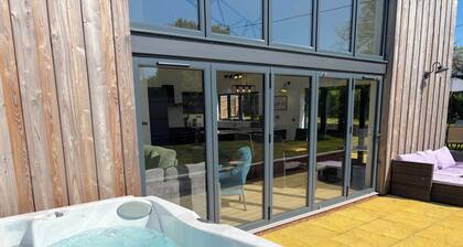 Luxury Norfolk barn sleeps up to 12 inc hot tub, games room, EV charging.