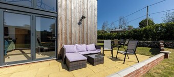 Luxury Norfolk barn  sleeps up to 12 inc hot tub, games room, EV charging.