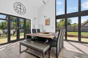 Dining - Two Duck Barn Luxury Barn Conversion with Hot Tub , Games room and EV charger (Norwich)