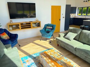 Älytelevisio, pöytätennispöytä, kirjoja, stereot