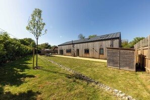 Exterior - Two Duck Barn Luxury Barn Conversion with Hot Tub , Games room and EV charger (Norwich)