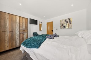 4 bedrooms, iron/ironing board, travel cot, free WiFi - Two Duck Barn Luxury Barn Conversion with Hot Tub , Games room and EV charger (Norwich)