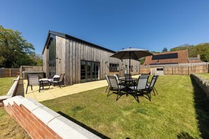 Outdoor dining - Two Duck Barn Luxury Barn Conversion with Hot Tub , Games room and EV charger (Norwich)