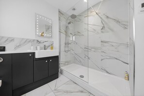Shower, hair dryer, towels, soap - Luxury Norfolk barn  sleeps up to 12 inc hot tub, games room, EV charging. (Norwich)