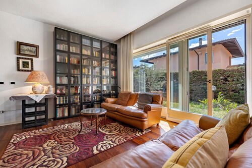 Villa Ottaviano: Elegant Villa with Private Garden and Relaxation Near Lake Garda