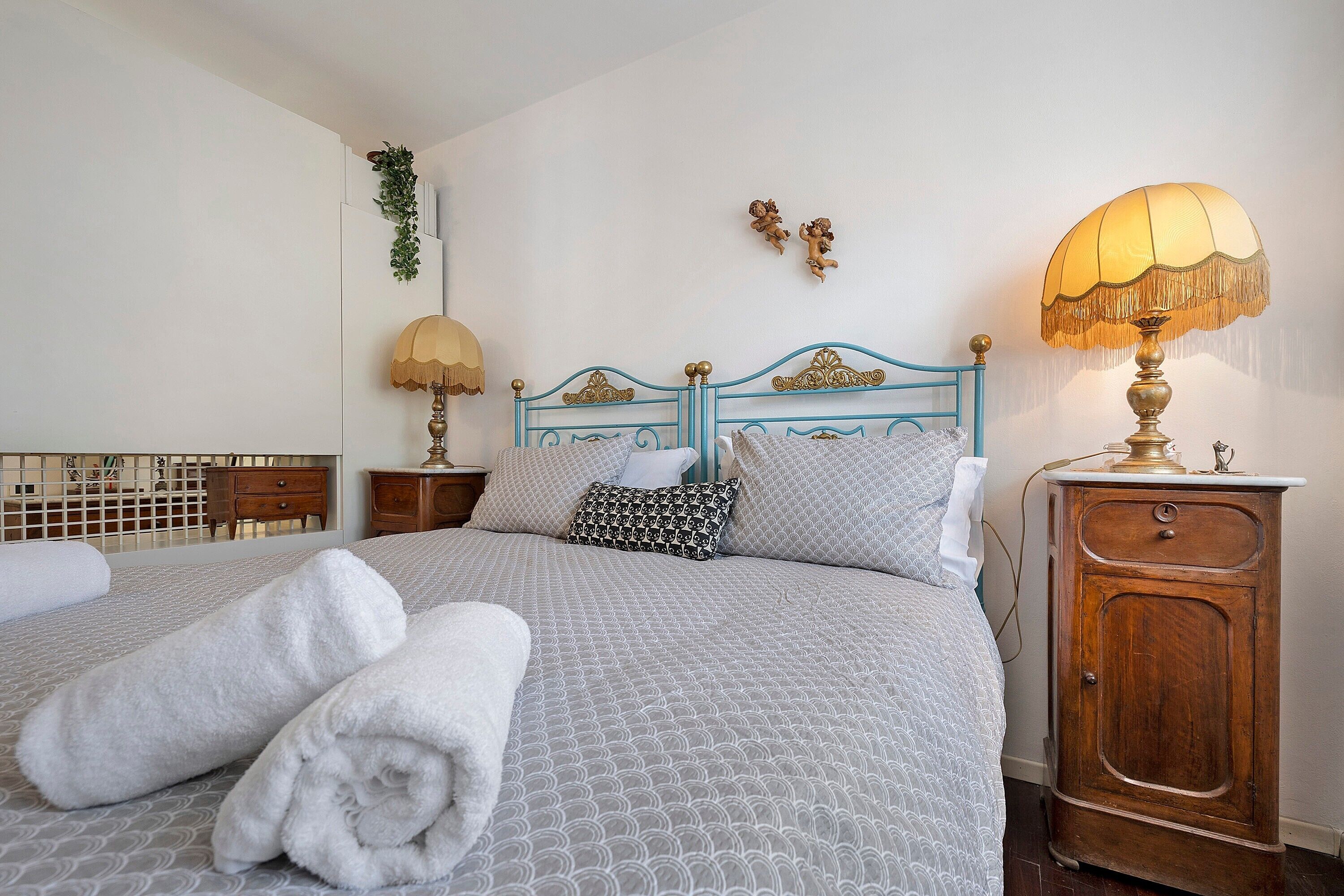 3 habitaciones, tabla de planchar con plancha, wifi y ropa de cama 