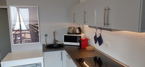 Private kitchen - Casa Alma, swimming pool and private terrace with lake view (Gardone Riviera)