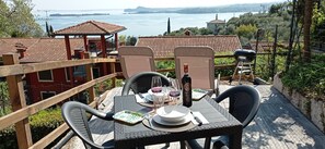 Outdoor dining - Casa Alma, swimming pool and private terrace with lake view (Gardone Riviera)