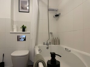 Hair dryer - Ashford 4-Bed Townhouse with Garden and Parking (Willesborough)