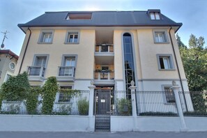 A multi-story building with a balcony, a gated entrance, and a number '60' sign. - GuestHost - Modern 40m2 apartment, perfect for 4 people, located on the second floor of a building with lift.The accommodation is located in the Bocconi/Tibaldi district, a vibrant and strategic area, defined by the prestigious presence of the Bocconi Un (Milan)