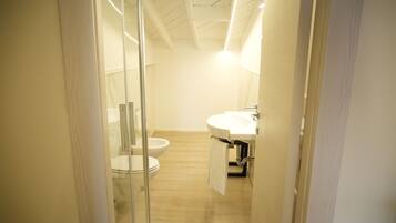 Townhouse – comfort, bakgårdsutsikt, gårdsplassområde | Bad