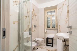 Comfort Townhome, Private Bathroom, Courtyard View | Bathroom | Shower, hair dryer, towels, soap - Viscuso house (Aci Castello)