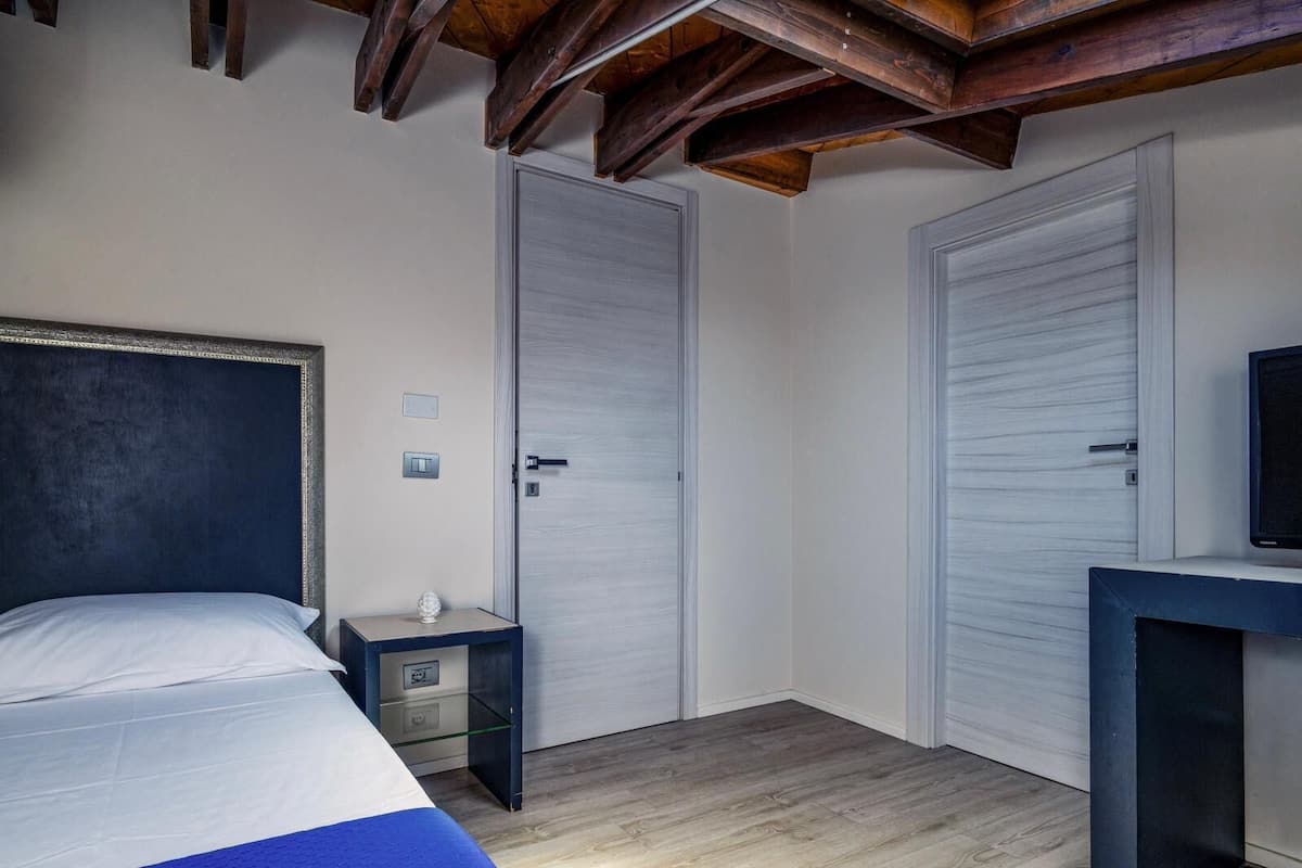 Al Castello N.2 | Premium bedding, minibar, desk, bed sheets