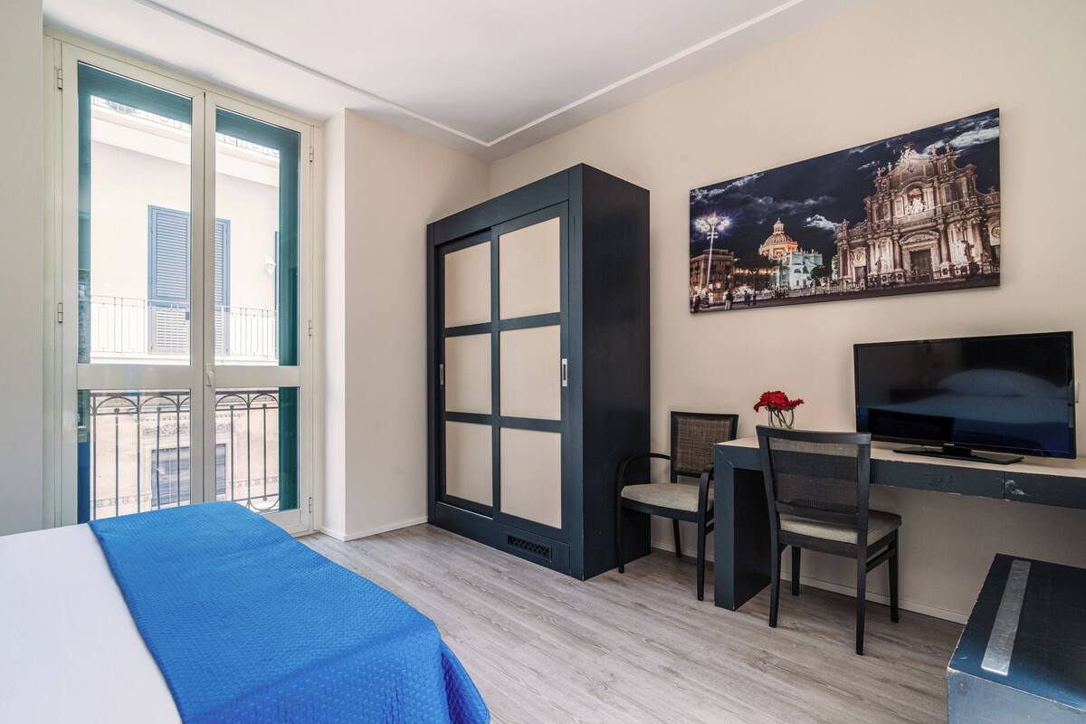 Comfort Townhome, Courtyard View, Courtyard Area | Desk