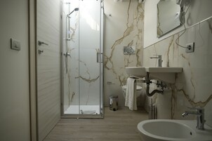 Comfort Townhome, Private Bathroom, Courtyard View | Bathroom | Shower, hair dryer, towels, soap