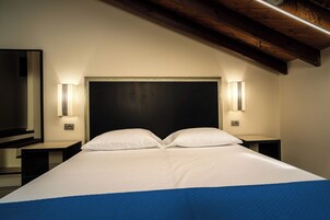 Ropa de cama de alta calidad, minibar, escritorio y ropa de cama