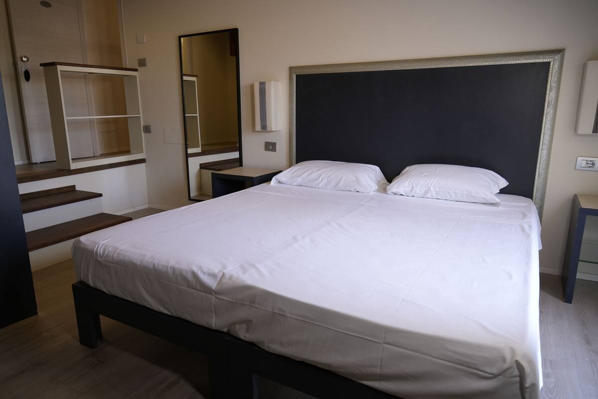 Comfort-byhus - privat badeværelse - udsigt til gårdsplads