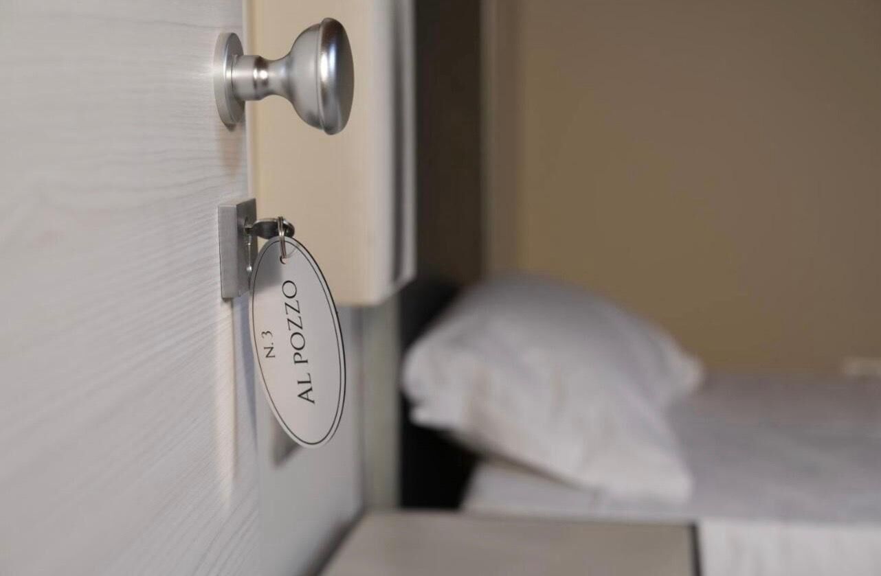 Al Pozzo N.3 | Sängtillbehör av högsta kvalitet, minibar, skrivbord och sängkläder