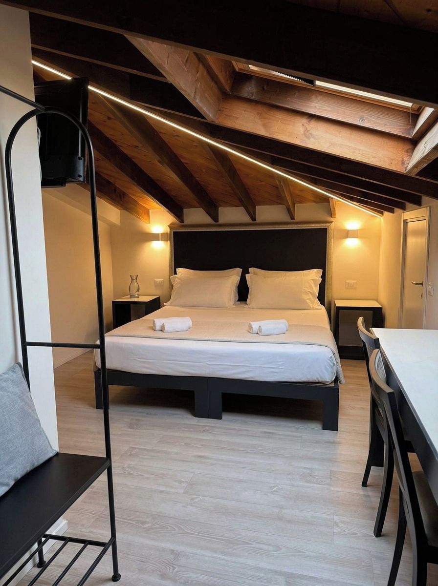 Una camera da letto con un letto, comodini, una scrivania e una sedia.