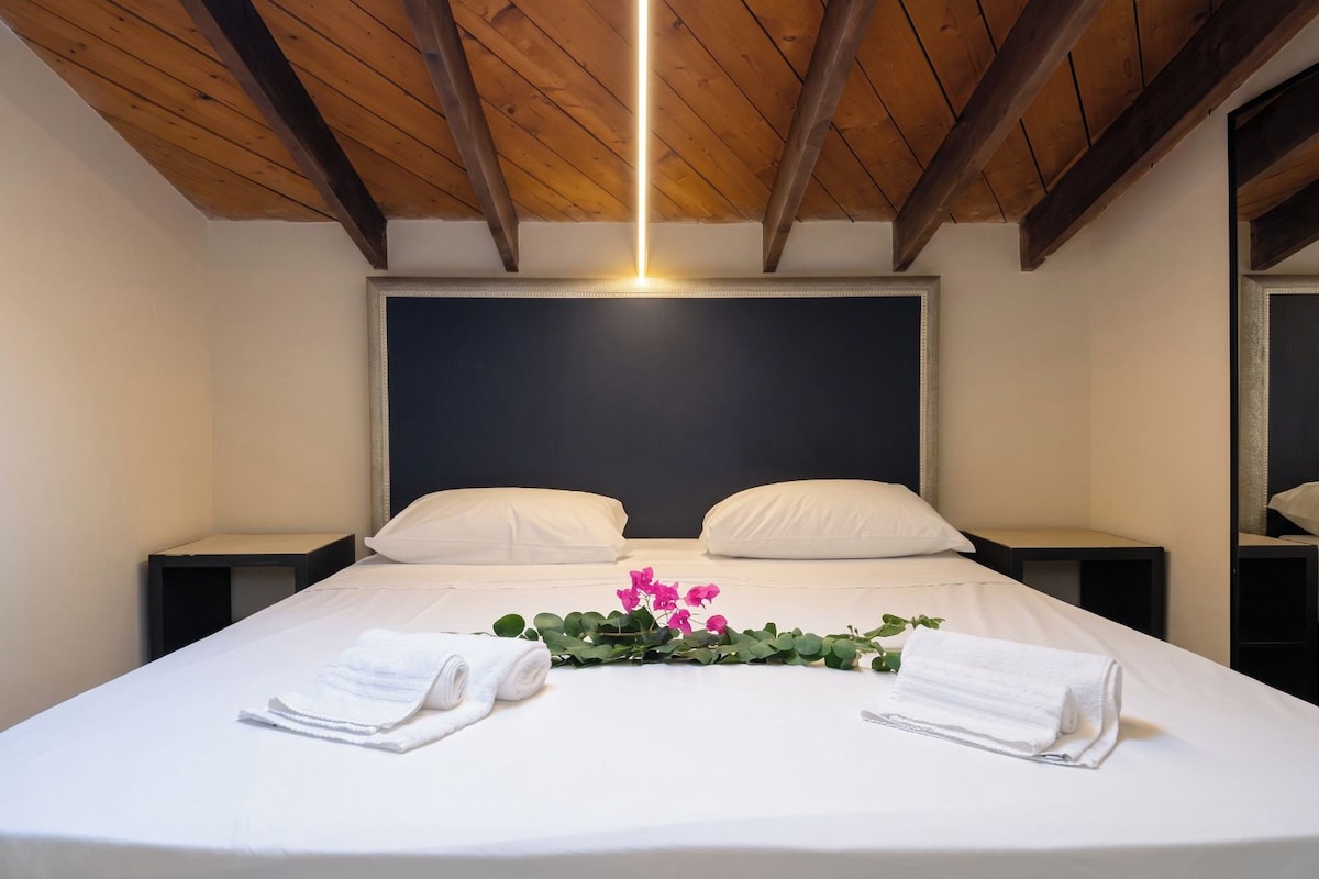 Al Castello N.2 | Premium bedding, minibar, desk, bed sheets