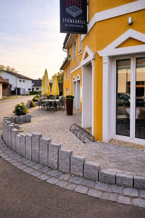 Outdoor dining - Esmeralda Penthouse -Eat.Stay.Repeat. (Ebersbach-Musbach)