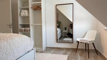 3 habitaciones, tabla de planchar con plancha, wifi y ropa de cama
