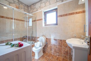 Dusche, Whirlpool, Haartrockner, Bidet