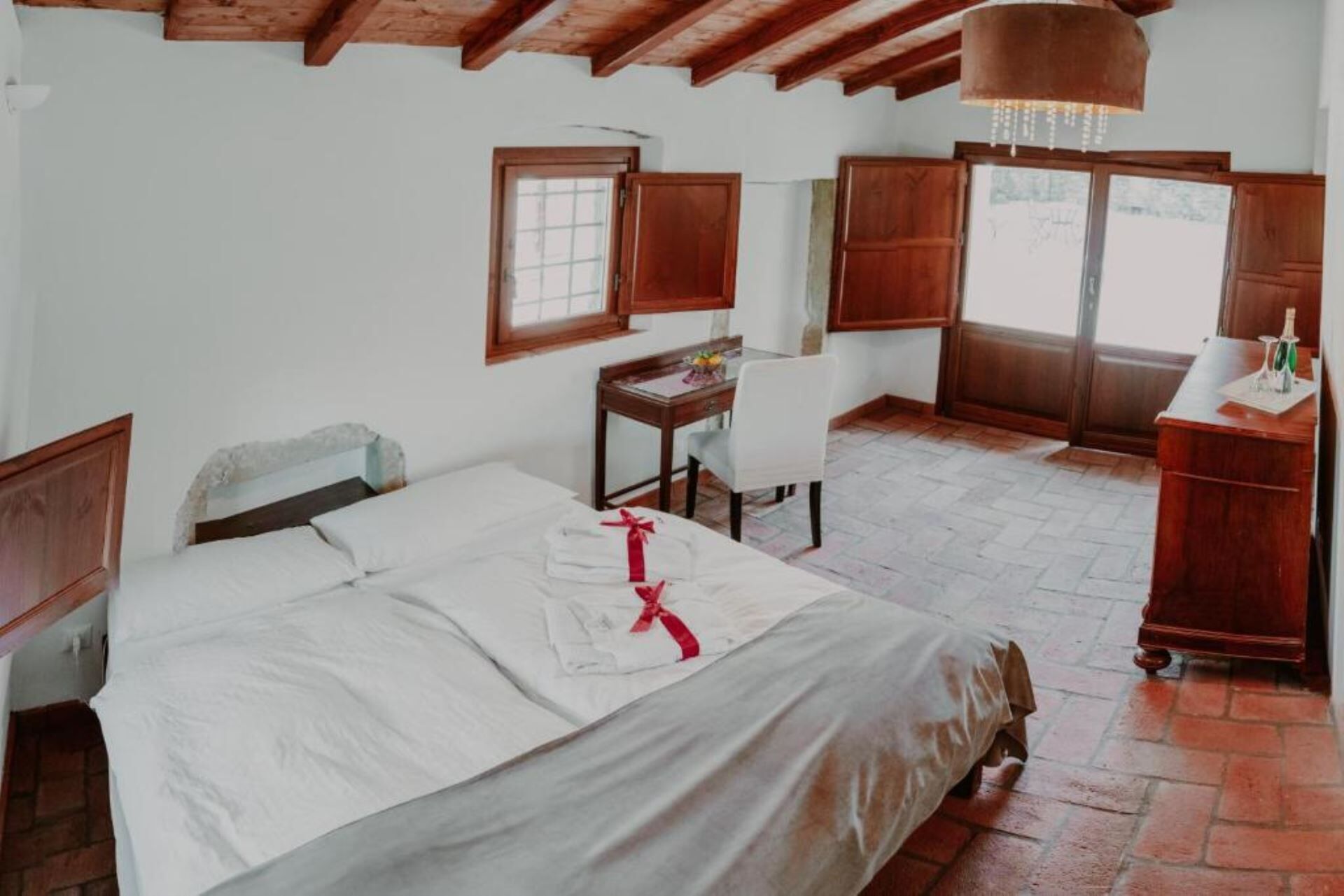 2 bedrooms, iron/ironing board, WiFi
