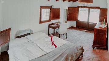 2 bedrooms, iron/ironing board, WiFi