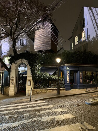À Montmartre, au pied du Sacré-Coeur, loft roof top atelier d'artiste