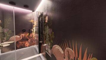 Une salle de bain avec un mur de couleur sombre, une douche en verre et une fresque murale à motifs floraux.