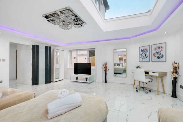 Room - Stunning 5 Bedroom, 3 Bathroom Home in Windsor (Windsor)