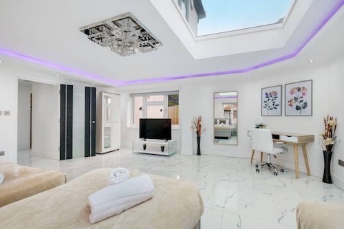 Stunning 5 Bedroom, 3 Bathroom Home in Windsor