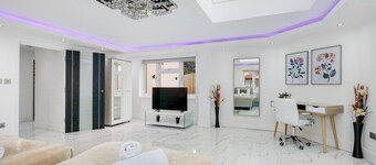 Stunning 5 Bedroom, 3 Bathroom Home in Windsor