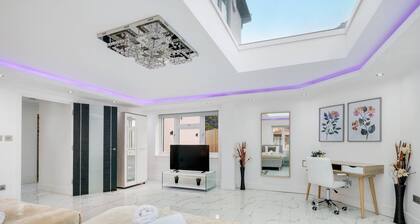 Stunning 5 Bedroom, 3 Bathroom Home in Windsor