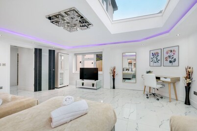 Stunning 5 Bedroom, 3 Bathroom Home in Windsor