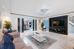 Room | Living area - Stunning 5 Bedroom, 3 Bathroom Home in Windsor (Windsor)
