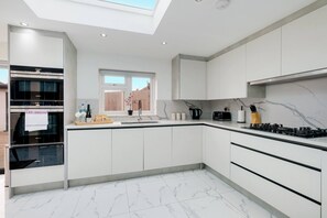 Room | Private kitchen - Stunning 5 Bedroom, 3 Bathroom Home in Windsor (Windsor)