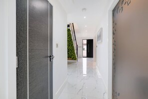 Interior - Stunning 5 Bedroom, 3 Bathroom Home in Windsor (Windsor)