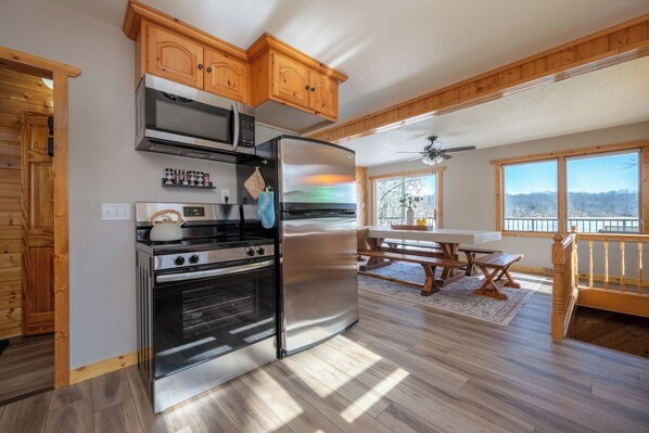 Fridge, microwave, oven, stovetop - Lakefront | Hot Tub | Pontoon | Kids Adventure Space (Balsam Lake)