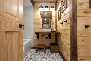 Shower, towels - Lakefront | Hot Tub | Pontoon | Kids Adventure Space (Balsam Lake)