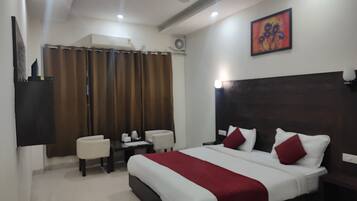 Executive Room | Minibar, desk, iron/ironing board, free WiFi