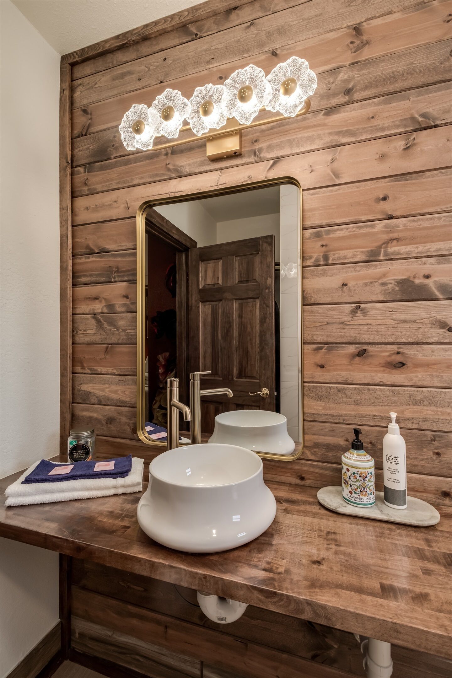 Douche, séchoir à cheveux, serviettes fournies