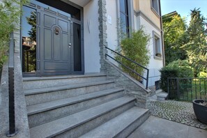 Exterior detail - GuestHost - Modern 90m2 penthouse, perfect for 6 people, located on the third floor of a building with lift.The accommodation is located in the Bocconi/Tibaldi district, a vibrant and strategic area, defined by the prestigious presence of the Bocconi Uni (Milan)